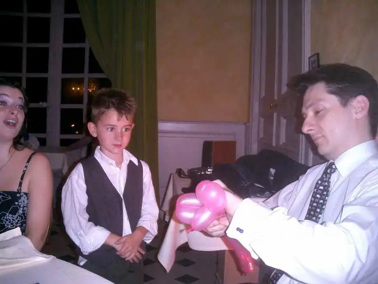 Kind kijkt naar Goochelaar op Trouwfeest